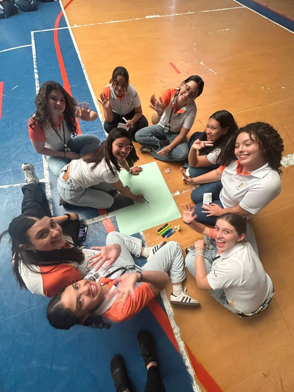Grupo de adolescentes en círculo durante una dinámica vivencial de WeLife