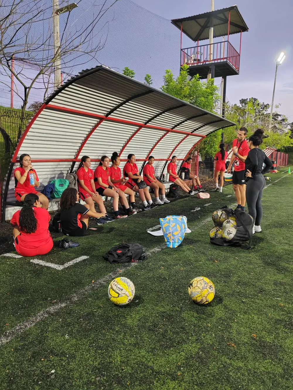 Equipo femenino de fútbol en sesión con su cuerpo técnico, acompañados por WeLife Mindset