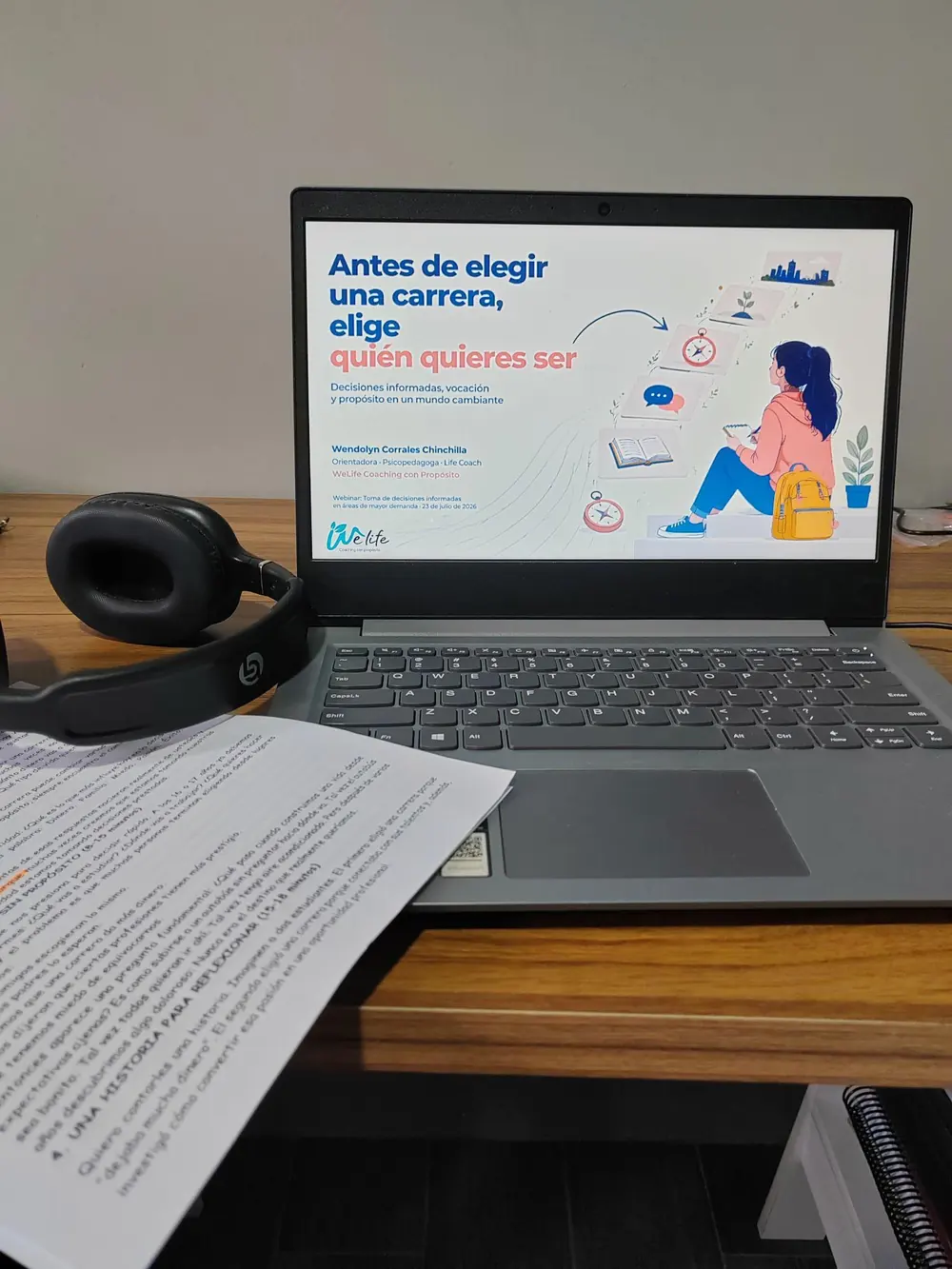 Computadora mostrando el webinar de WeLife “Antes de elegir una carrera, elige quién quieres ser”